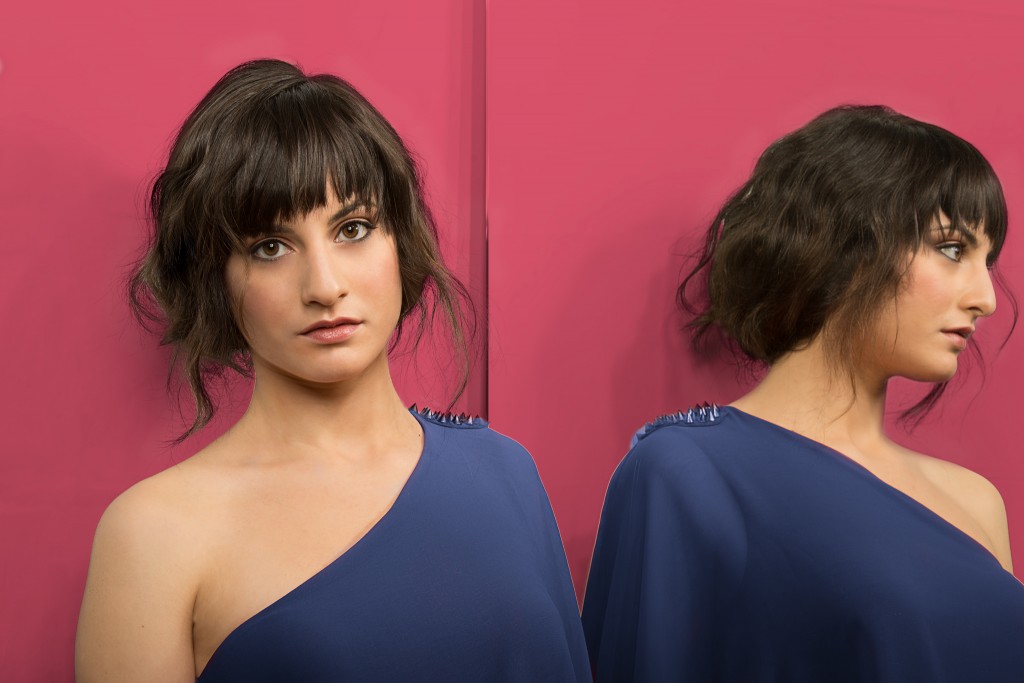 Rosaria Raccolto che si appoggia sull'orecchio come una seducente calotta.