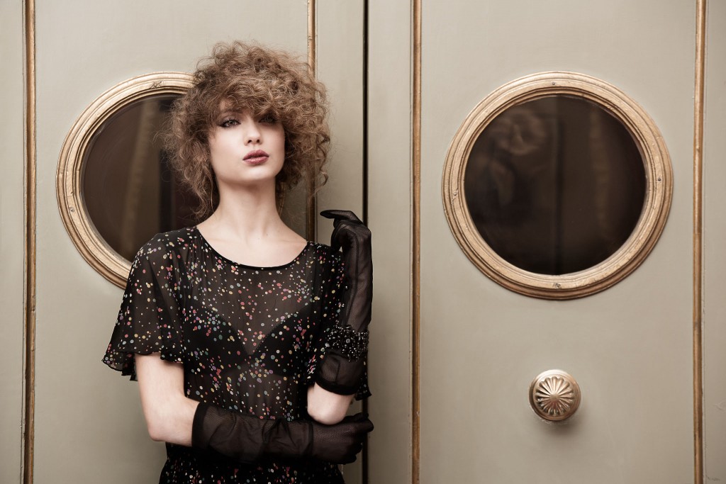 “Io non voglio vivere, io voglio prima amare, e incidentalmente vivere.” Zelda Fitzgerald E' una nuvola di ricci capricciosi, al gusto di cognac, pronta ad ondeggiare al soffio del vento.