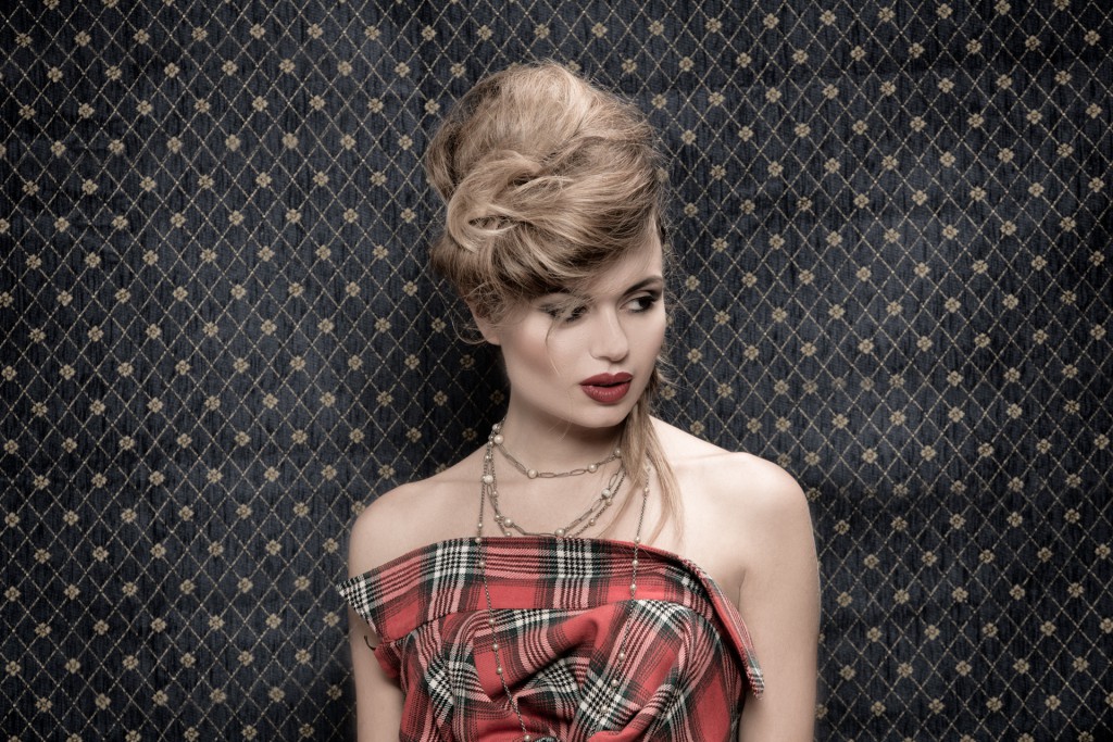 PUNKY PRINCESSE Treccia laterale per il soffice e voluminoso raccolto che corona il capo come una vera tiara.
