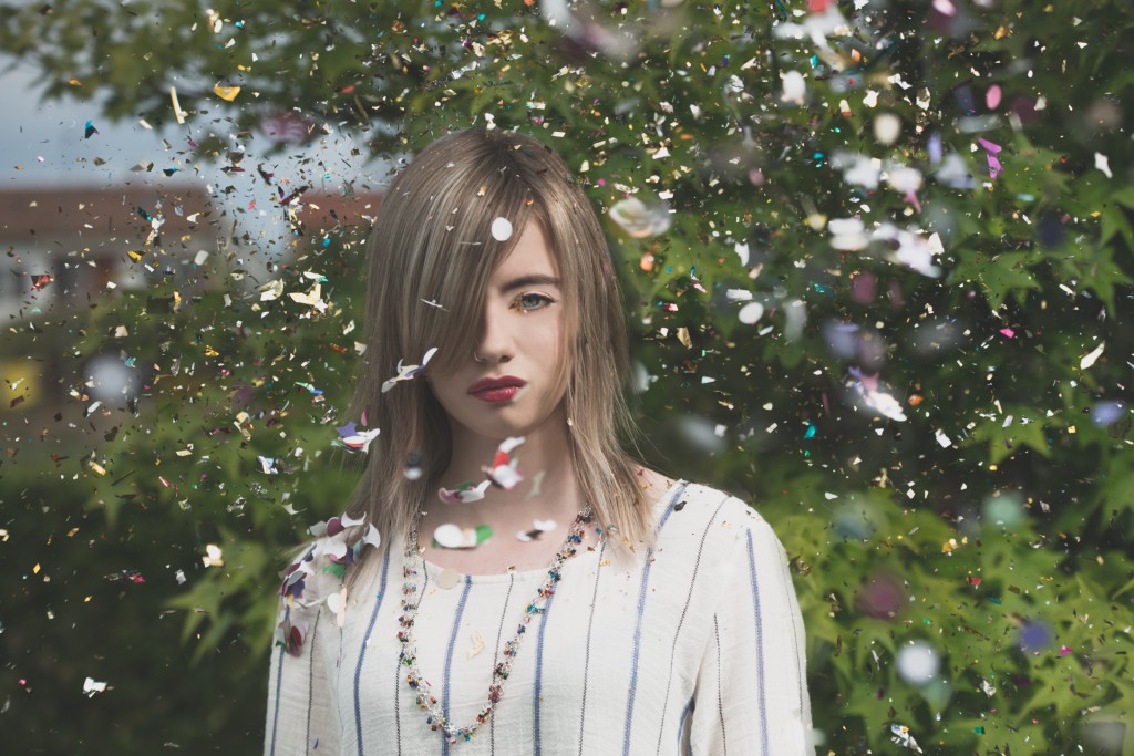 Mary Avanguardia e colore. Il biondo perla sconfina nel bianco in delicati riflessi argentei.