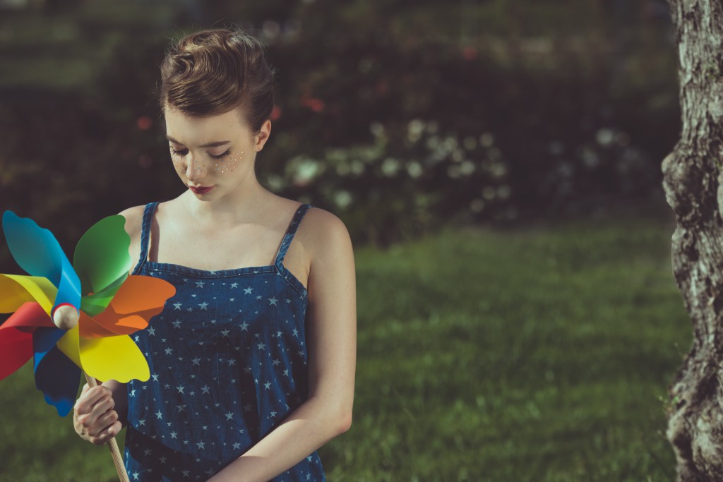 Look à la garçon. Il raccolto simula il corto ma mantiene la sua essenza femminile.