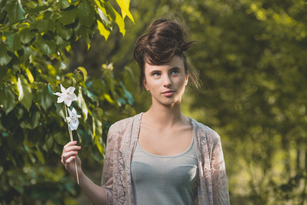 Tema bucolico per il look che sposa i colori della terra e si erge soffice e delicato.