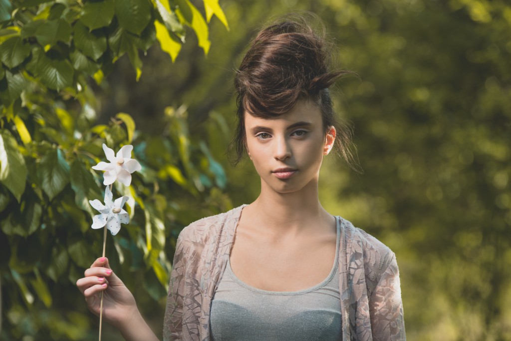 Tema bucolico per il look che sposa i colori della terra e si erge soffice e delicato.