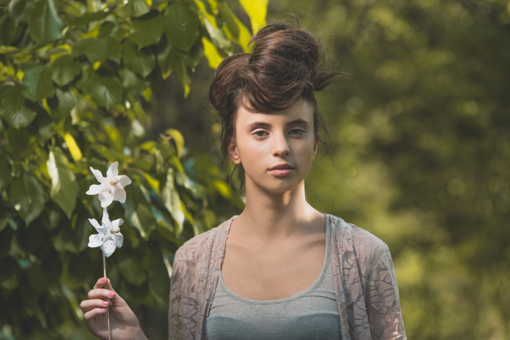 Tema bucolico per il look che sposa i colori della terra e si erge soffice e delicato.