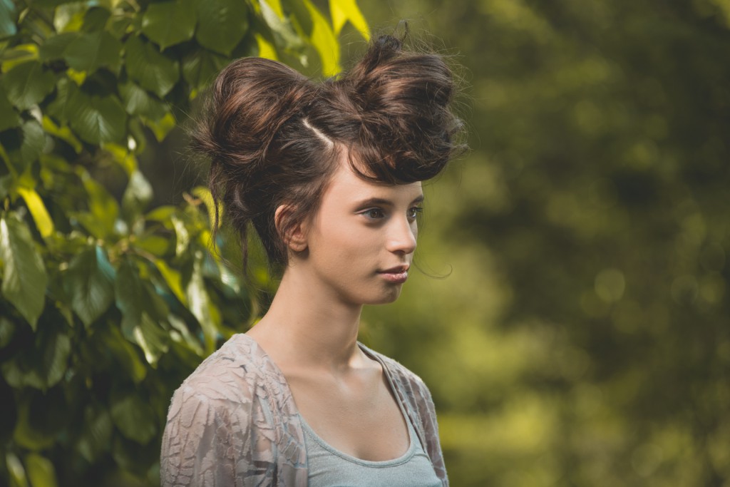 Tema bucolico per il look che sposa i colori della terra e si erge soffice e delicato.