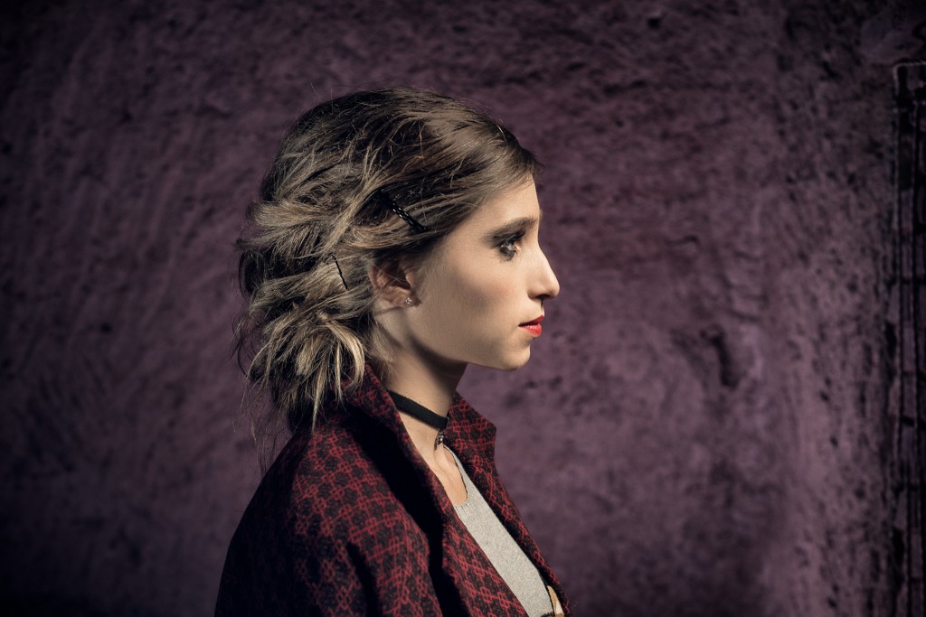 A ladylike winter Allure punk ma romantico, per il raccolto contemporaneo con forcine a vista.