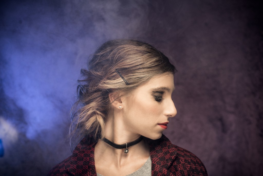 A ladylike winter Allure punk ma romantico, per il raccolto contemporaneo con forcine a vista.