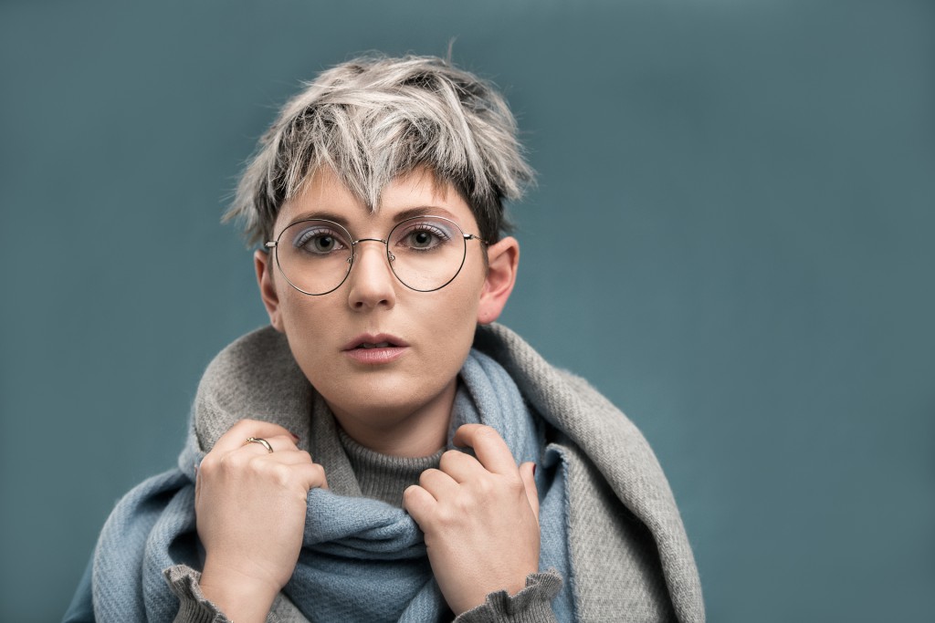 Look d’avanguardia per il corto-cortissimo vestito di grigio perla e sfumature del cielo.