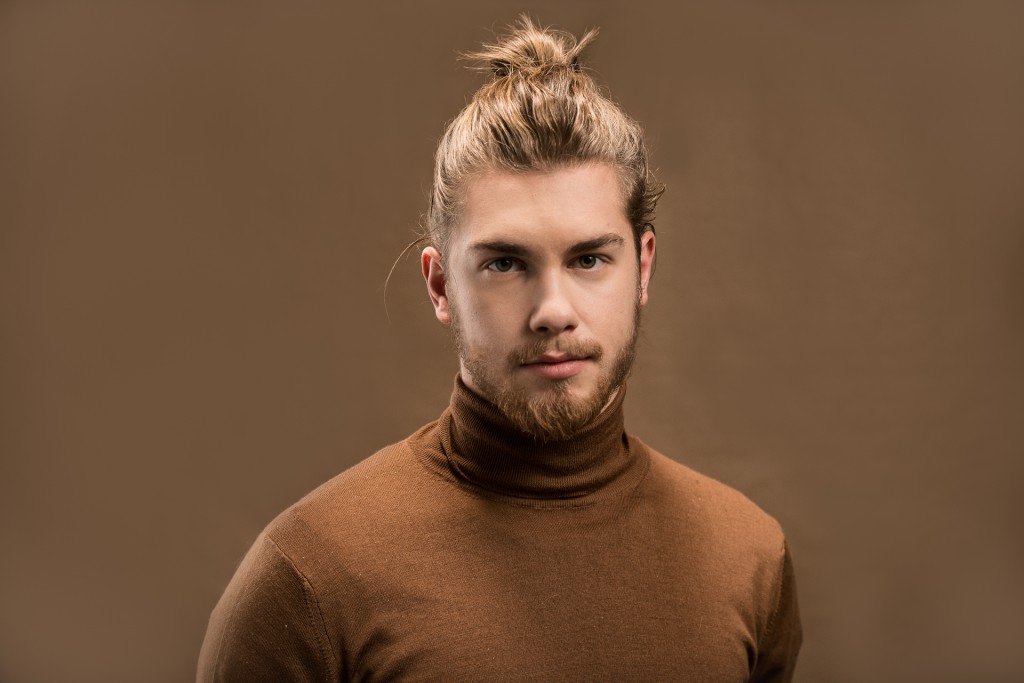 Colors United Tendenza unisex per il look di lui che ruba lo chignon a lei, un evergreen iper femminile.