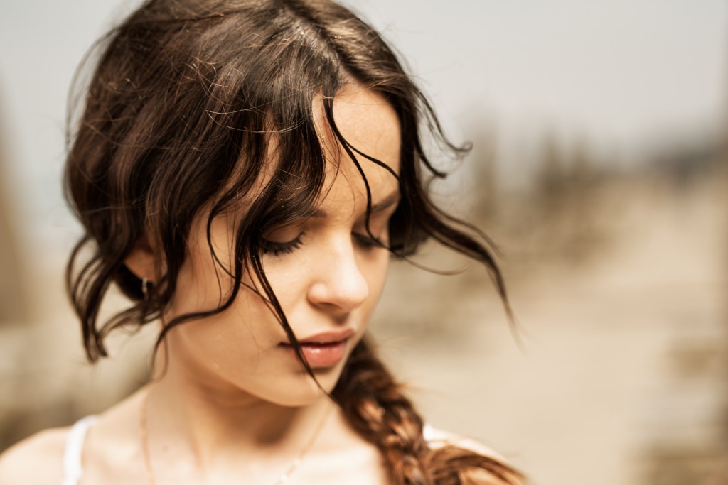 Les filles à la mer. Per una giovane e fascinosa Lolita, un lungo color terra, spettinato e disubbidiente.