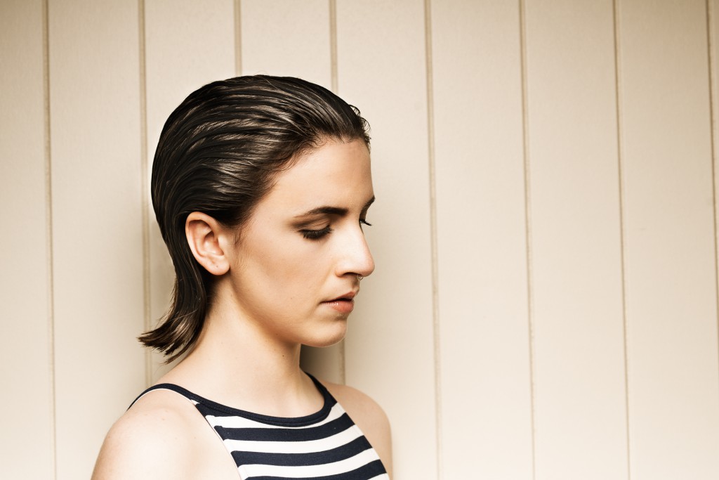 Les filles à la mer. Bob super tirato e look estremo ed esigente per una donna forte e sicura di sé.