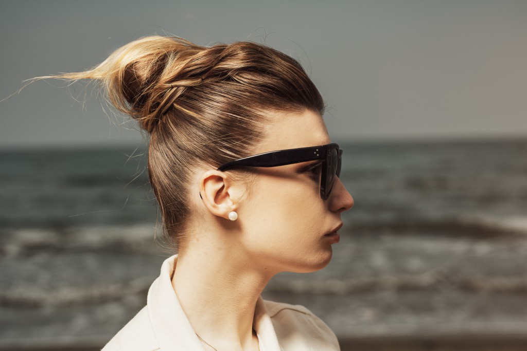 Les filles à la mer. Il raccolto è alto e tirato e si chiude in uno nodo che diventa una “fiamma” dorata.