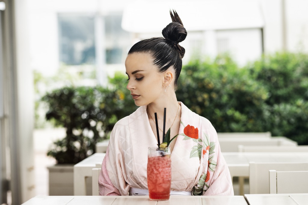 Les filles à la mer. Ispirazione d’Oriente per il raccolto che non si scompone mai nella vera tecnica dei lottatori di Sumo.