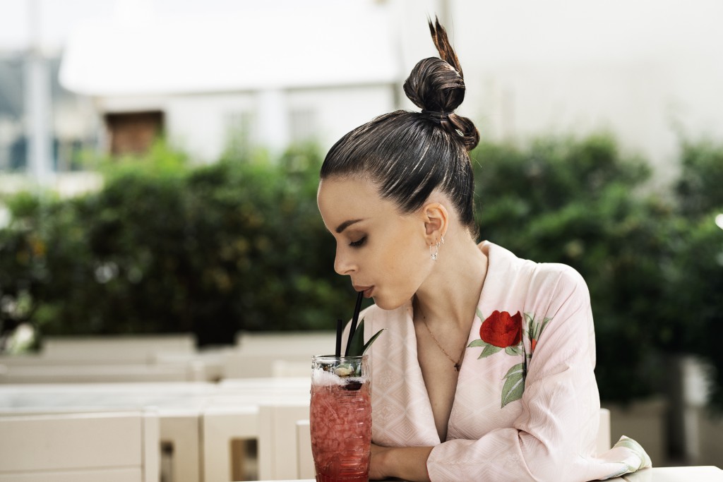 Les filles à la mer. Ispirazione d’Oriente per il raccolto che non si scompone mai nella vera tecnica dei lottatori di Sumo.