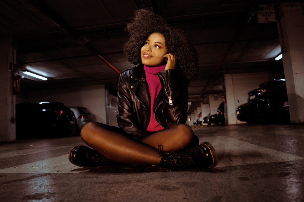 A/I 2019/20 Declinazione Urban per il look afro che si muove in totale libertà.