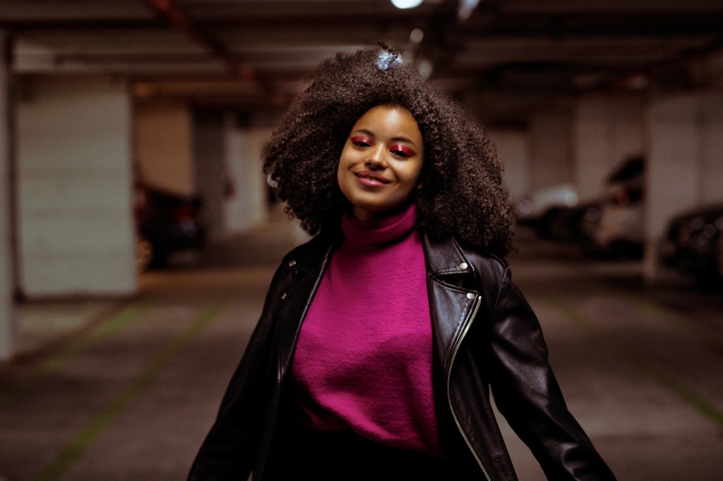 Declinazione Urban per il look afro che si muove in totale libertà.