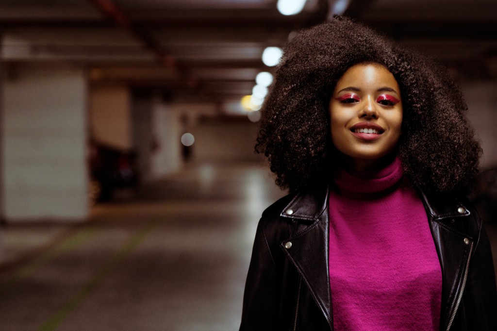 Declinazione Urban per il look afro che si muove in totale libertà.