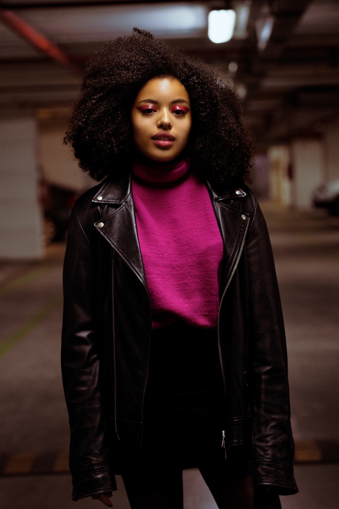 Declinazione Urban per il look afro che si muove in totale libertà.