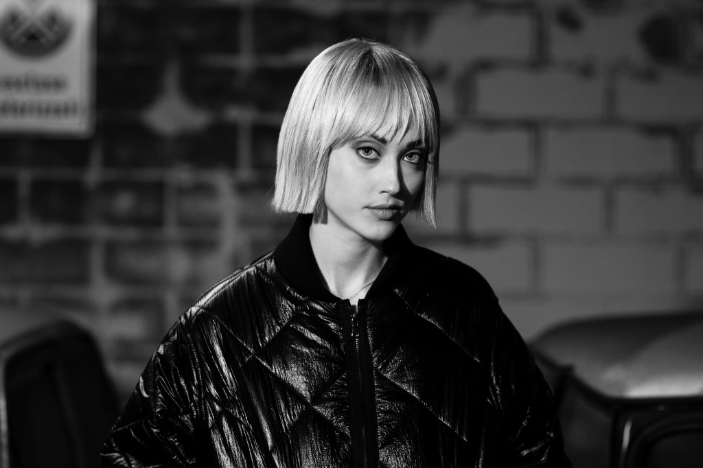 A/I 2019/20 Super platino e d’ispirazione cyber punk, il carré è simmetrico.